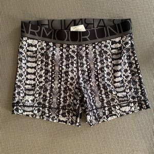 Under armour shorts size m